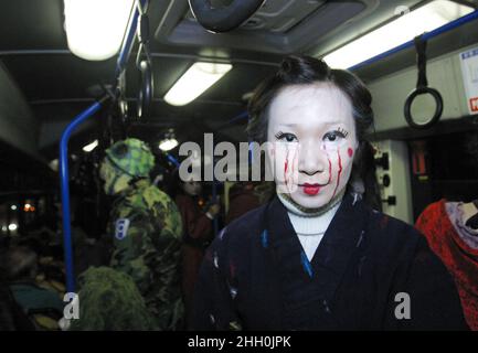 31 oct 2003 Corée du Sud - Séoul jeunes gens Zombie costume et marche rue sur Halloween événement à Séoul, Corée du Sud. Banque D'Images