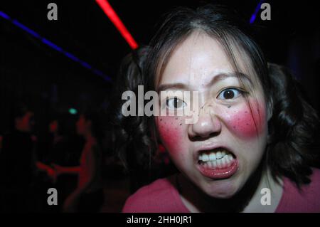 31 oct 2003 Corée du Sud - Séoul jeunes gens Zombie costume et marche rue sur Halloween événement à Séoul, Corée du Sud. Banque D'Images