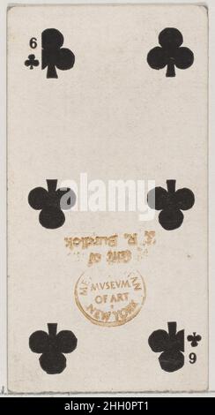 Six Clubs (noirs), de la série cartes à jouer (N84) pour les cigarettes de marque Duke 1888 émises par W. Duke, Sons & Co. American Trade Cards de la série cartes à jouer (N84), émises dans un jeu de 53 cartes en 1888 pour promouvoir les cigarettes de marque W. Duke Sons & Co.Les versos affichent un motif fleuri abstrait assorti.Le Joker et l'As des pique présentent une annonce pour les cigarettes de marque Duke.Outre les cigarettes de Duke, le même jeu de cartes à jouer a également été libéré pour promouvoir les cigarettes turques Cross Cut.Six Clubs (noir), de la série de cartes à jouer (N84) pour les cigarettes de marque Duke.1888. Commerc Banque D'Images