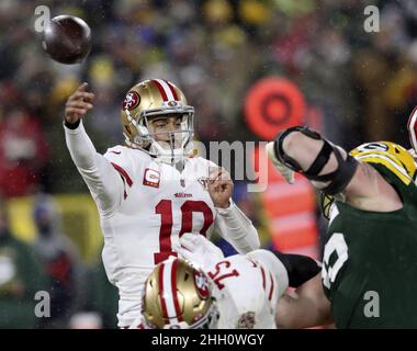 Green Bay, États-Unis.23rd janvier 2022.San Francisco 49ers Jimmy Garoppolo (10) lance un pass contre les Green Bay Packers dans la deuxième moitié du jeu de la division NFC au Lambeau Field à Green Bay, Wisconsin, le samedi 22 janvier 2022.Photo par Aaron Josefczyk/UPI crédit: UPI/Alay Live News Banque D'Images