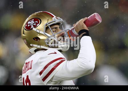 Green Bay, États-Unis.23rd janvier 2022.San Francisco 49ers Jimmy Garoppolo (10) prend un verre lors d'une sortie contre les Packers de Green Bay dans la deuxième moitié du jeu de la division NFC au Lambeau Field à Green Bay, Wisconsin, le samedi 22 janvier 2022.Photo par Aaron Josefczyk/UPI crédit: UPI/Alay Live News Banque D'Images