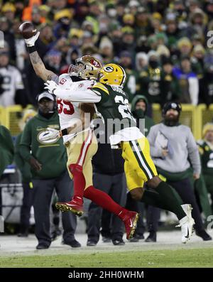 Green Bay, États-Unis.23rd janvier 2022.San Francisco 49ers George Kittle (85) fait une prise d'une main au-dessus de Green Bay Packers Rasul Douglas (29) dans la deuxième moitié du jeu de la division NFC au Lambeau Field à Green Bay, Wisconsin, le samedi 22 janvier 2022.Photo par Aaron Josefczyk/UPI crédit: UPI/Alay Live News Banque D'Images