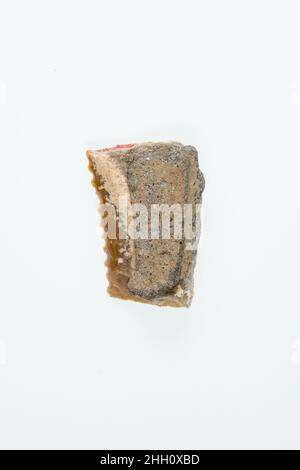 Insert de faucille ca.1184–664 C.-B. probablement Nouveau Royaume, Ramesside–troisième période intermédiaire ce petit morceau de silex a été un élément clé de la réussite d'une saison agricole dans l'Égypte ancienne.Le grain était un élément essentiel de l'économie, car le pain et la bière faits à partir de céréales étaient consommés quotidiennement.Ils ont également formé le fondement de la subsistance éternelle, comme offrandes funéraires.Les anciens Égyptiens utilisaient des faucilles faites de silex et de bois pour récolter le grain.Des morceaux de silex tels que celui-ci ont été formés pour s'adapter à une haft en bois avec un certain nombre d'autres tels inserts, et fixés avec un adhésif.Les pièces de silex ont fourni un s Banque D'Images