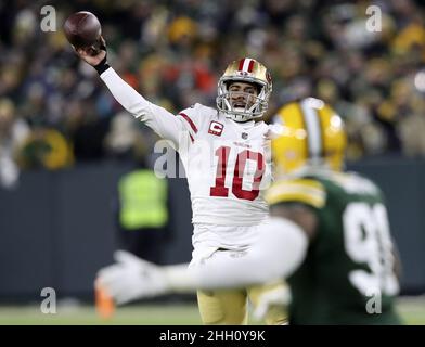 Green Bay, États-Unis.23rd janvier 2022.San Francisco 49ers Jimmy Garoppolo (10) lance un pass contre les Green Bay Packers dans la deuxième moitié du jeu de la division NFC au Lambeau Field à Green Bay, Wisconsin, le samedi 22 janvier 2022.Photo par Aaron Josefczyk/UPI crédit: UPI/Alay Live News Banque D'Images