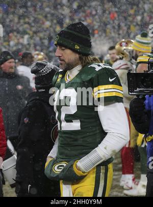 Green Bay, États-Unis.23rd janvier 2022.Green Bay Packers Aaron Rogers (12) quitte le terrain après avoir été battu par le San Francisco 49ers dans le jeu de la division NFC au Lambeau Field à Green Bay, Wisconsin, le samedi 22 janvier 2022.Photo par Aaron Josefczyk/UPI crédit: UPI/Alay Live News Banque D'Images