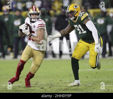 Green Bay, États-Unis.23rd janvier 2022.San Francisco 49ers George Kittle (85) fait une prise devant les Packers de Green Bay Preston Smith (91) dans la deuxième moitié du jeu de la division de la NFC au Lambeau Field à Green Bay, Wisconsin, le samedi 22 janvier 2022.Photo par Aaron Josefczyk/UPI crédit: UPI/Alay Live News Banque D'Images