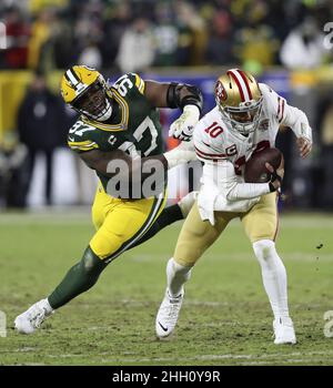 Green Bay, États-Unis.23rd janvier 2022.San Francisco 49ers Jimmy Garoppolo (10) est en mesure de sortir d'une tentative d'attaque par les Packers de Green Bay Kenny Clark (97) dans la deuxième moitié du jeu de la division NFC Playoff au champ de Lambeau à Green Bay, Wisconsin, le samedi 22 janvier 2022.Photo par Aaron Josefczyk/UPI crédit: UPI/Alay Live News Banque D'Images