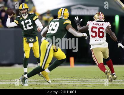 Green Bay, États-Unis.23rd janvier 2022.Les Packers de Green Bay Aaron Rogers (12) jette un laissez-passer à Marcedes Lewis (89) qui est défendu par San Francisco 49ers Samson Ebukam (56) dans la première moitié du match de Playoff de division de NFC à Lambeau Field à Green Bay, Wisconsin, le samedi 22 janvier 2022.Photo par Aaron Josefczyk/UPI crédit: UPI/Alay Live News Banque D'Images