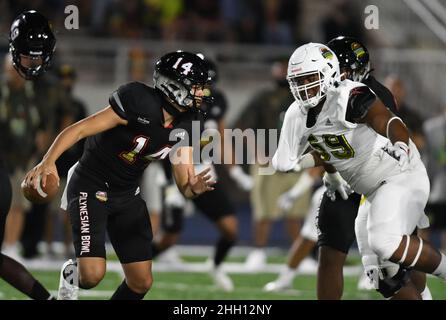 Honolulu, Hawaï, États-Unis.22nd janvier 2022.L'équipe Makai défensive lineman et Utah commettent DALLAS VAKALAHI (59) chases l'équipe Mauka Quarterback et UNLV commettent JAYDEN MAIAVA (14) pendant la première moitié du Polynesian Bowl joué le 22 janvier 2022 au Kunuiakea Stadium, Honolulu, Hawaii.(Image de crédit : © Steven Erler/ZUMA Press Wire) Banque D'Images