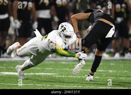 Honolulu, Hawaï, États-Unis.22nd janvier 2022.L'équipe Makai linebacker MALAKI TE'O (42) s'attaque à l'équipe Mauka Quarterback et UNLV commit JAYDEN MAIAVA (14) pendant la première moitié du Polynesian Bowl joué le 22 janvier 2022 au Kunuiakea Stadium, Honolulu, Hawaii.(Image de crédit : © Steven Erler/ZUMA Press Wire) Banque D'Images