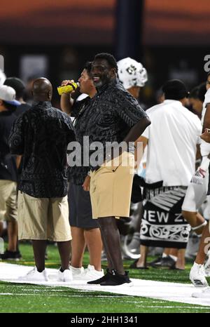 Honolulu, Hawaï, États-Unis.22nd janvier 2022.L'entraîneur-chef de l'équipe Makai et l'ancien quarterback BUCCANEER de Tampa Bay DOUG WILLIAMS lors de la première moitié du Polynesian Bowl a joué le 22 janvier 2022 au Kunuiakea Stadium, Honolulu, Hawaii.(Image de crédit : © Steven Erler/ZUMA Press Wire) Banque D'Images