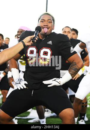 Honolulu, Hawaï, États-Unis.22nd janvier 2022.L'équipe Mauka, un joueur de ligne défensif et l'Oregon, s'engagent BEN ROBERTS (99) à diriger le Haka avant le début du Polynesian Bowl, joué le 22 janvier 2022 au Kunuiakea Stadium, Honolulu, Hawaii.(Image de crédit : © Steven Erler/ZUMA Press Wire) Banque D'Images