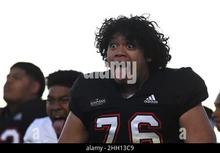 Honolulu, Hawaï, États-Unis.22nd janvier 2022.Team Mauka centre et BYU COMMIT VAE SOIFUA (76) interprète le Haka avant le début du Polynesian Bowl joué le 22 janvier 2022 au Kunuiakea Stadium, Honolulu, Hawaii.(Image de crédit : © Steven Erler/ZUMA Press Wire) Banque D'Images