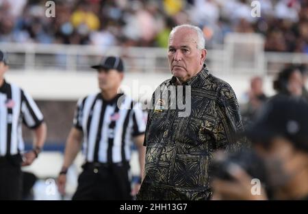 Honolulu, Hawaï, États-Unis.22nd janvier 2022.L'entraîneur-chef de l'équipe Mauka JUNE JONES avant le début du Polynesian Bowl a joué le 22 janvier 2022 au Kunuiakea Stadium, Honolulu, Hawaii.(Image de crédit : © Steven Erler/ZUMA Press Wire) Banque D'Images