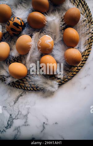Vue de dessus, œufs et blanc moelleux sur une table en marbre. Décorations de vacances de Pâques, plat. Banque D'Images