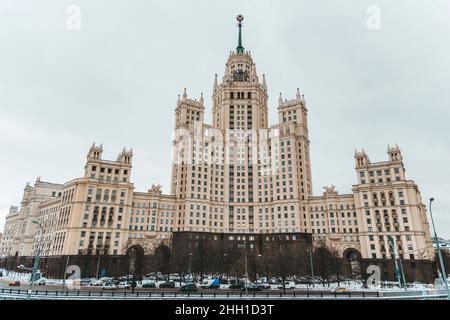 Le bâtiment résidentiel de Kotelnicheskaya Embankment est l'un des sept immeubles Staline réalisés à Moscou en hiver, près de la confluence du Yauz Banque D'Images
