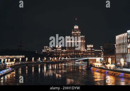 Le bâtiment résidentiel de Kotelnicheskaya Embankment est l'un des sept immeubles Staline réalisés à Moscou en hiver, près de la confluence du Yauz Banque D'Images
