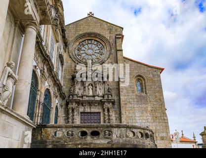 Monument franciscain du 14th siècle Église Saint François avec des intérieurs remarquables, dont des retables baroques et du bois doré à Porto, Portugal Banque D'Images