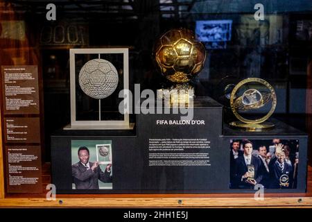 Santos, Brésil.22nd janvier 2022.L-r: Trophée joueur du siècle, reçu par Pelé en 2000.Golden ball, prix Pelé en 2014.World Player Gala Trophée, un honneur de la FIFA pour Pelé en 2007 stand dans une vitrine au Musée Pele.Crédit : Suamy Beydoun/dpa/Alay Live News Banque D'Images