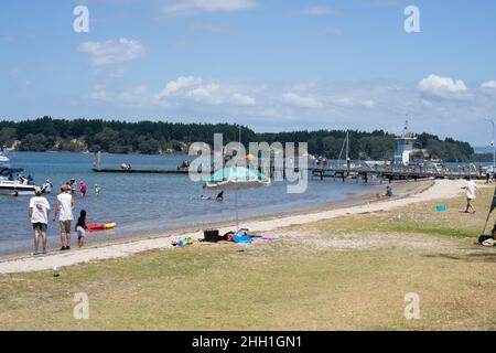 Tauranga Nouvelle-Zélande - janvier 22 2022; les gens appréciant la plage à Omokoroa le jour d'été. Banque D'Images