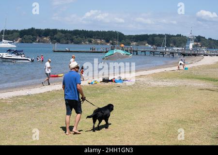 Tauranga Nouvelle-Zélande - janvier 22 2022; les gens appréciant la plage à Omokoroa le jour d'été. Banque D'Images