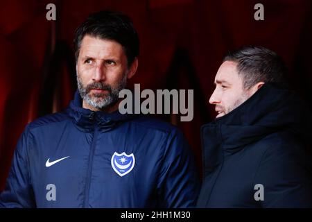 Danny Cowley, responsable de Portsmouth (à gauche), avec Lee Johnson, entraîneur en chef de Sunderland, avant le match de la Sky Bet League One au stade de Light, Sunderland.Date de la photo: Samedi 22 janvier 2022. Banque D'Images