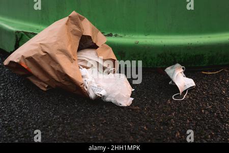 Le masque médical utilisé doit être mis au rebut sur le sol.Élimination des déchets médicaux sans hygiène.Masque facial poubelle sur le sol.Masque chirurgical blanc sale Banque D'Images