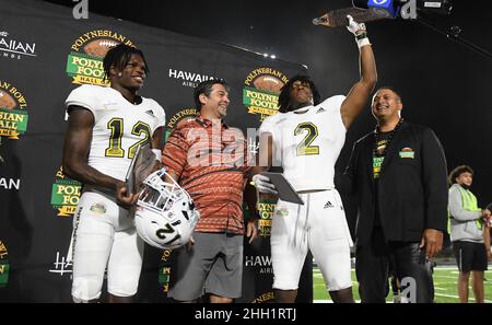 Honolulu, Hawaï, États-Unis.22nd janvier 2022.L'équipe Makai Corner back et l'État de Floride commettent TRAVIS HUNTER (12) et linebacker et le Maryland commettent JAISHAWN BARHAM (2) a remporté les honneurs du jeu au Polynesian Bowl joué le 22 janvier 2022 au Kunuiakea Stadium, Honolulu, Hawaii.(Image de crédit : © Steven Erler/ZUMA Press Wire) Banque D'Images