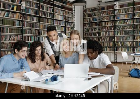 Groupe multiracial d'étudiants regardant la présentation d'apprentissage en ligne ensemble Banque D'Images