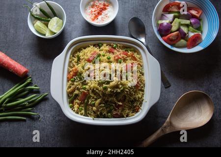 Repas indien maison pulao ou riz frit aux légumes ou biryani servi dans un bol. Banque D'Images