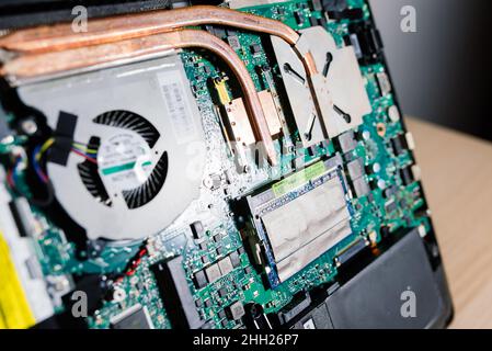 Le technicien de maintenance installe de nouvelles puces sur l'ordinateur portable.Réparation et mise à niveau du concept d'ordinateur portable.Gros plan. Banque D'Images