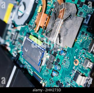 Le technicien de maintenance installe de nouvelles puces sur l'ordinateur portable.Réparation et mise à niveau du concept d'ordinateur portable.Gros plan. Banque D'Images