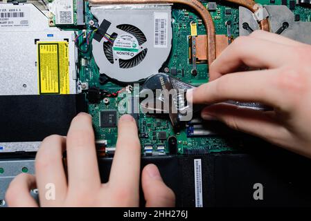 Le technicien de maintenance installe de nouvelles puces sur l'ordinateur portable.Réparation et mise à niveau du concept d'ordinateur portable.Gros plan. Banque D'Images