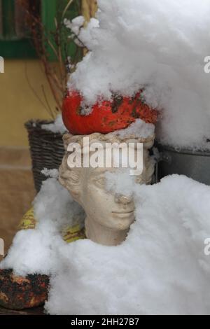 Sculltpura tête femelle sous la neige Banque D'Images