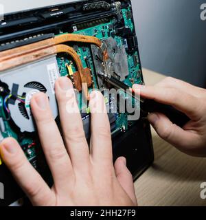 Le technicien de maintenance installe de nouvelles puces sur l'ordinateur portable.Réparation et mise à niveau du concept d'ordinateur portable.Gros plan. Banque D'Images