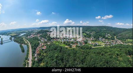 Vue sur la large vallée du Danube autour de Donaustauf près de Regensburg Banque D'Images