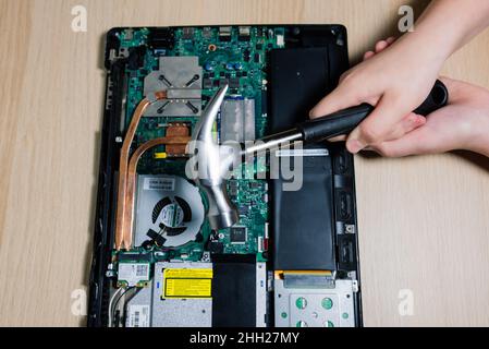 Le technicien de maintenance installe de nouvelles puces sur l'ordinateur portable.Réparation et mise à niveau du concept d'ordinateur portable.Gros plan. Banque D'Images