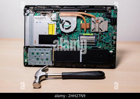 Le technicien de maintenance installe de nouvelles puces sur l'ordinateur portable.Réparation et mise à niveau du concept d'ordinateur portable.Gros plan. Banque D'Images