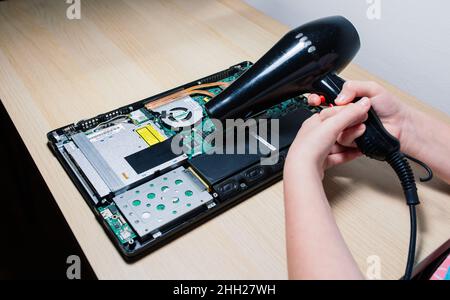 Le technicien de maintenance installe de nouvelles puces sur l'ordinateur portable.Réparation et mise à niveau du concept d'ordinateur portable.Gros plan. Banque D'Images