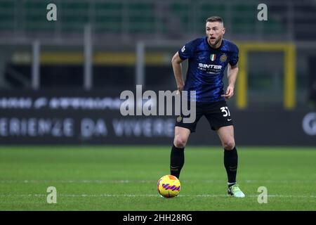 Milan Skriniar du FC Internazionale contrôle le ballon pendant la série Un match entre le FC Internazionale et le FC Venezia au Stadio Giuseppe Meazza le 22 janvier 2022 à Milan, Italie. Banque D'Images