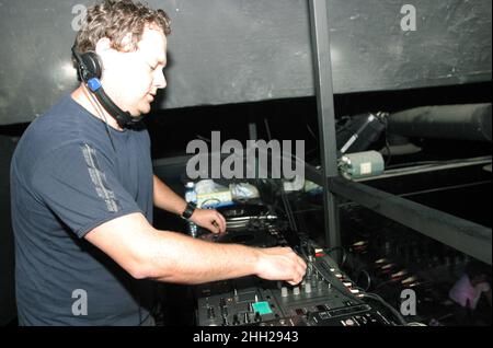 08 nov 2003 Corée du Sud - Séoul Maison australienne dj M. John cours visite dans la partie sud-coréenne à Séoul le 08 novembre 2003.M. John course, il a été un DJ et figure de premier plan dans la musique de danse australienne depuis plus de 16 ans et, à un moment ou un autre a DJ¯d dans la plupart des¯clubs et des parties de Melbourne et beaucoup d'entre-États ainsi.À la fin des années 80¯et au début des années 90¯, John a été principalement associé à la période très réussie de la boîte de nuit Chevron où il était un peu impassible en tant que DJ résident 3 ou 4 nuits par semaine y compris la sanction le mardi et l'Insanity massive le samedi Banque D'Images