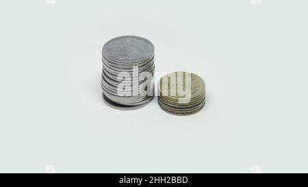 Pile de pièces de monnaie de roupie indienne.Deux pièces de roupie et cinq pièces de roupie.Sur fond blanc Banque D'Images