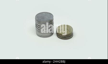 Pile de pièces de monnaie de roupie indienne.Deux pièces de roupie et cinq pièces de roupie.Sur fond blanc Banque D'Images