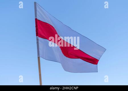 New York, New York, États-Unis.22nd janvier 2022.Drapeau historique biélorusse blanc et rouge utilisé par l'opposition lors du rassemblement Stand with Ukraine contre l'agression russe sur la place de l'Union.Des manifestants ont organisé des affiches accusant la Russie de crimes contre l'Ukraine.Ils détenaient également des drapeaux de la Biélorussie et de la Géorgie, symbolisant l'ingérence russe dans ces pays.(Credit image: © Lev Radin/Pacific Press via ZUMA Press Wire) Banque D'Images