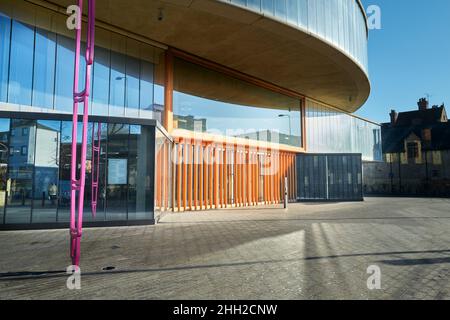 « Fountain Pen », sculpture de Michael Craig-Martin, à l'extérieur de l'école Blavatnik du bâtiment du gouvernement, université d'Oxford, Angleterre. Banque D'Images