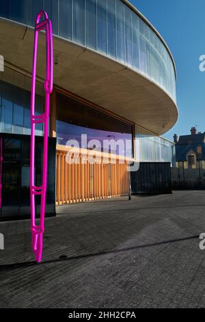 « Fountain Pen », sculpture de Michael Craig-Martin, à l'extérieur de l'école Blavatnik du bâtiment du gouvernement, université d'Oxford, Angleterre. Banque D'Images