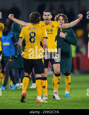 22 janvier - Brentford v Wolverhampton Wanderers - Premier League - Brentford Community Stadium Wolvess' Conor Coady célèbre la victoire avec Ruben Neves après le match de la Premier League au Brentford Community Stadium, Londres.Crédit photo : © Mark pain / Alamy Live News Banque D'Images