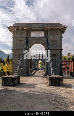 L'ancien pont Ponte delle Catene au-dessus du ruisseau Lima, Lucca, Italie Banque D'Images