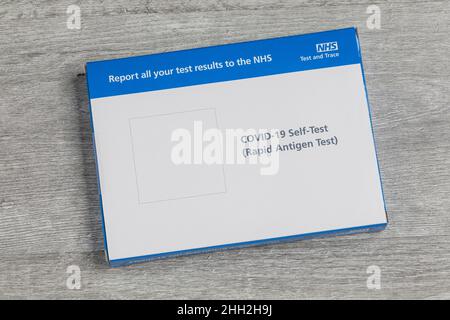 Une boîte de test d'antigène rapide NHS Covid-19 Banque D'Images