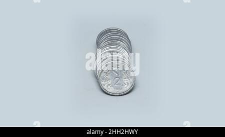 Pile de pièces de monnaie de roupie indienne.Deux pièces de roupie.Sur fond blanc Banque D'Images
